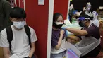 Seorang siswa sekolah menengah menerima dosis vaksin Pfizer terhadap penyakit coronavirus (COVID-19) di pusat vaksin di Shah Alam, Malaysia, Senin (20/9/2021). (AP Photo/Vincent Thian)