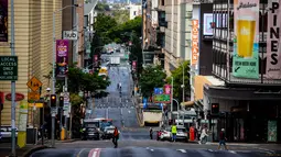 Sebuah jalan terlihat di kawasan pusat bisnis Brisbane, Australia (30/6/2021). Brisbane menjadi kota besar Australia keempat yang diperintahkan di-lockdown karena kekhawatiran akan penyebaran COVID-19. (AFP/Patrick Hamilton)