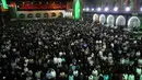 Ribuan umat Syiah Irak berkumpul memadati masjid Imam Musa al-Kadzim di distrik utara ibukota Irak, Kadhimiya (11/4). Musa al-Kazhim adalah putra dari Imam ke-6, Ja'far ash-Shadiq. (AFP Photo/Ahmad al-Rubaye)