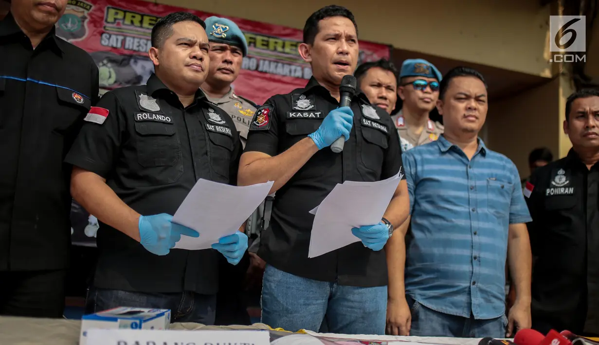 AKBP Edy Suranta Sitepu memberi keterangan saat rilis di Polres Jakbar (23/11). Hercules ditangkap karena menjadi aktor utama pelaku penyerangan dan penguasaan lahan sekelompok preman terhadap karyawan PT Nila di Kalideres. (Liputan6.com/Faizal Fanani)