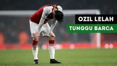 Mesut Ozil dikabarkan mempertimbangkan tawaran Manchester United karena lelah menunggu Barcelona.