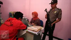 Petugas memeriksa tersangka pencabulan, Ismail (47) di Mapolda DIY, Selasa (17/5). Kepala Sekolah Madrasah Aliyah di Bantul itu tega mencabuli seorang siswi kelas tiga MTs berinisial S (16) hingga hamil. (Liputan6.com/Boy Harjanto)