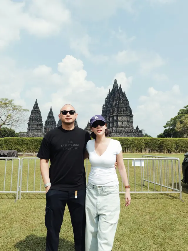 Casual Couple Goals, Gaya Kompak BCL dan Tiko Aryawardhana Tampil Kasual Pakai Kaus saat Liburan ke Prambanan