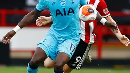 Gelandang Tottenham Hotspur, Moussa Sissoko berusaha mengontrol bola dari kawalan pemain Sheffield United, Oliver McBurnie pada pertandingan lanjutan Liga Inggris di Bramall Lane di Sheffield, Inggris (2/7/2020). Sheffield United menang telak 3-1 atas Tottenham. (Jason Cairnduff/Pool via AP)