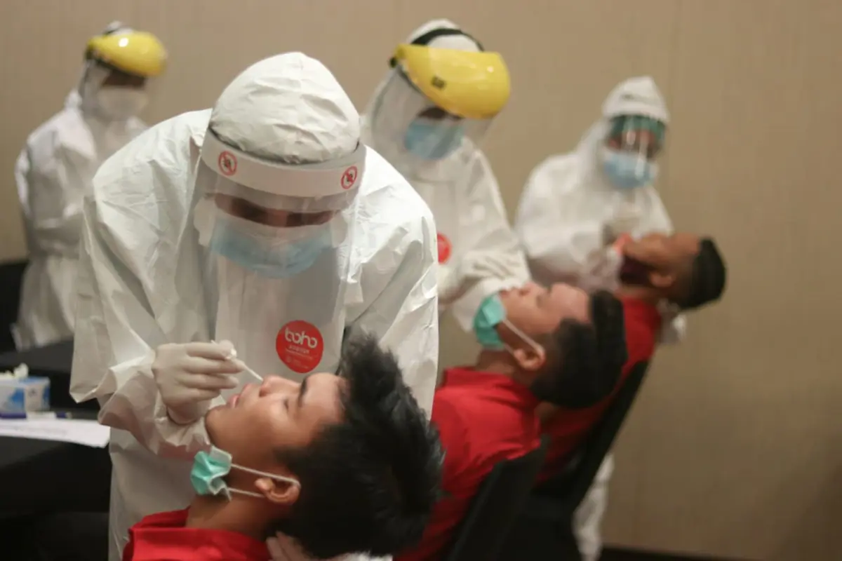 Pemain Timnas Indonesia menjalani tes usap atau swab tes jelang pemusatan latihan