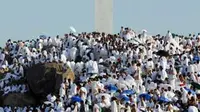 Ribuan jamaah haji memadati Jabal Rahmah menjelang Wukuf di Padang Arafah, Mekkah, Arab Saudi, Senin (15/11). (Antara)