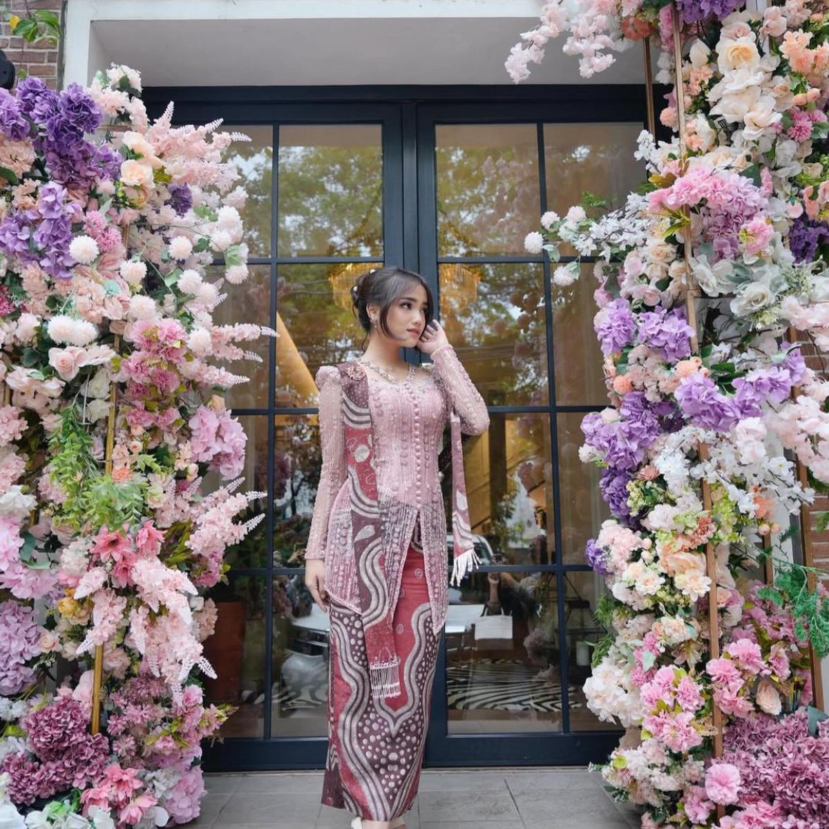 Model Rok Kebaya Modern ala Fuji, Tren Baru yang Wajib Dicoba!