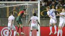 Bek Timnas Portugal, Goncalo Inacio (kedua kiri) mencetak gol keempat timnya ke gawang Luksemburg lewat sundulan kepala pada laga Grup J Kualifikasi Euro 2024 di Estadio Algarve, Selasa (12/9/2023) dini hari WIB. (AP Photo/Joao Matos)