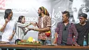 Putra Bob Marley, Julian Marley menerima potongan tumpeng sebagai tanda syukuran Jakarta Peace Concert 2017 di Jakarta, Rabu (15/11). Pada 18 November 2017, Julian Marley akan manggung di Jakarta. (Liputan6.com/Herman Zakharia)