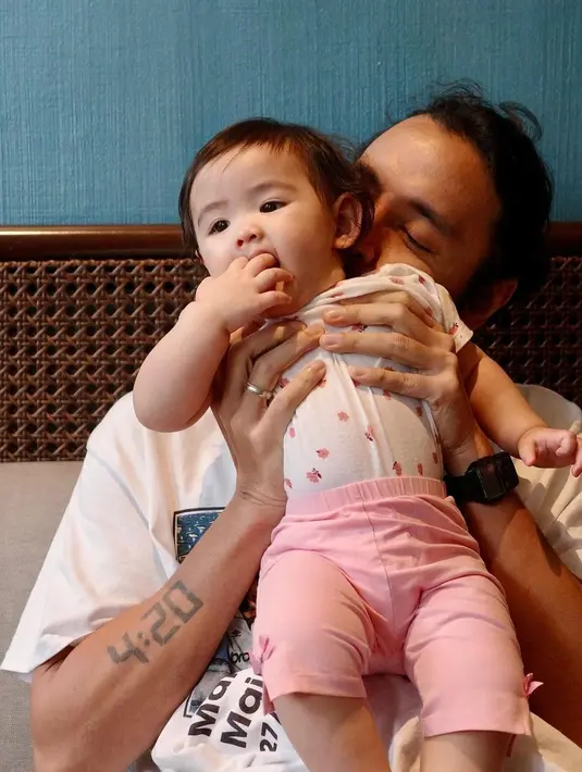 Sikap Marcello dengan buah hatinya itu diancungi jempol oleh netizen. Tak sedikit dari mereka menyebut Ello dengan sebutan Hot Daddy