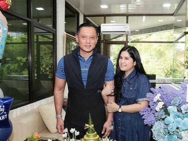 Annisa Pohan terjebak di antara sedih dan bahagia. Bahagia, karena sang suami, yakni Agus Yudhoyono hari ini, Kamis (10/8/2022), merayakan ulang tahun ke-44. Sedih, karena pada hari yang sama, politikus berjuluk AHY itu dilarikan ke rumah sakit. Agus Yudhoyono kini dirawat di RSPAD Gatot Subroto Jakarta akibat demam berdarah. Ini dikabarkan Annisa Pohan lewat akun Instagram terverifikasinya sembari mengunggah sejumlah foto kala AHY di kamar rumah sakit. (Foto: Dok. Instagram @annisayudhoyono)