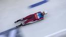 Kendija Aparjode mempercepat lajunya di lintasan dalam perlombaan Piala Dunia Luge di Innsbruck, Austria. (Foto: AP/Andreas Schaad)