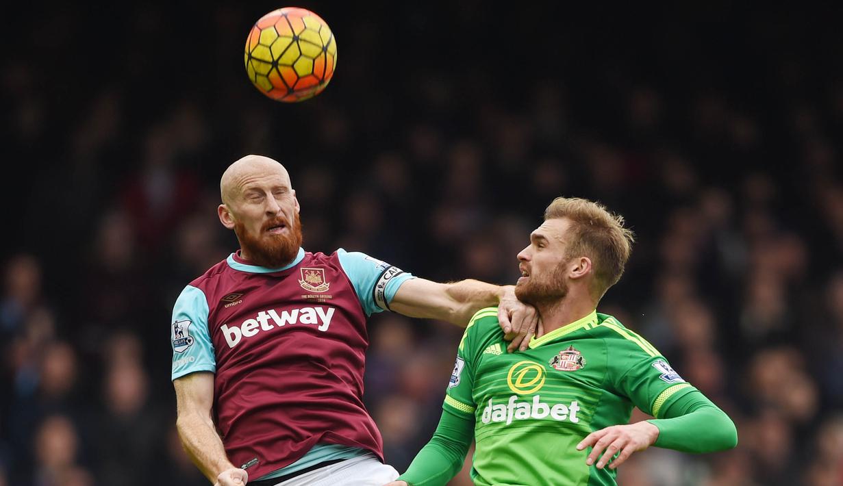  Pemain West Ham United,  James Collins (kiri) berebut bola dengan pemain Sunderland, Jan Kirchhoff pada lanjutan Liga Inggris di Stadion Upton Park, Sabtu (27/2/2016). (Reuters / Tony O'Brien)