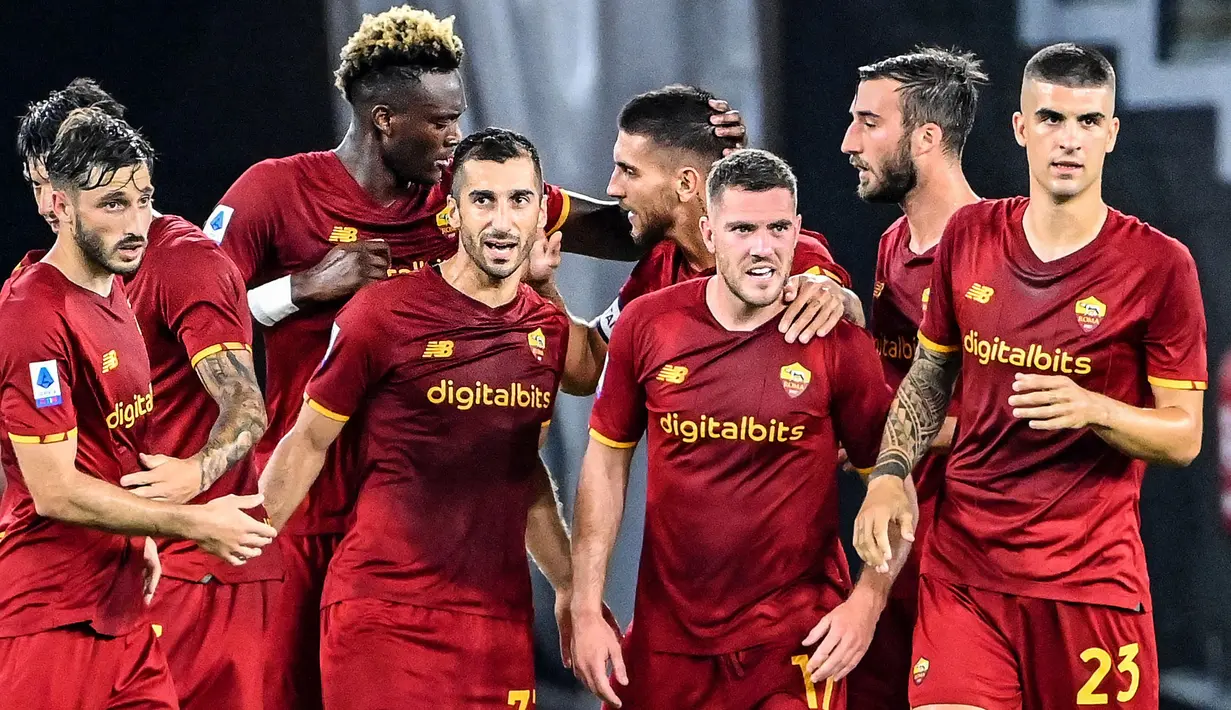 AS Roma berhasil memanfaatkan keunggulan jumlah pemain pada menit ke-26. Henrikh Mkhitaryan (tengah-kiri) sukses mengkonversi umpan dari Tammy Abraham, yang menyasar pojok kanan gawang. Skor berubah menjadi 1-0 atas keunggulan Roma dan bertahan hingga waktu turun minum. (Foto: AFP/Alberto Pizzoli)