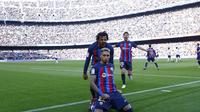 Penyerang Barcelona, Raphinha berselebrasi setelah mencetak gol ke gawang Valencia pada pertandingan lanjutan La Liga Spanyol di stadion Camp Nou, Spanyol, Minggu (5/3/2023). Barcelona menang tipis atas Valencia dengan skor 1-0. (AP Photo/Joan Monfort)