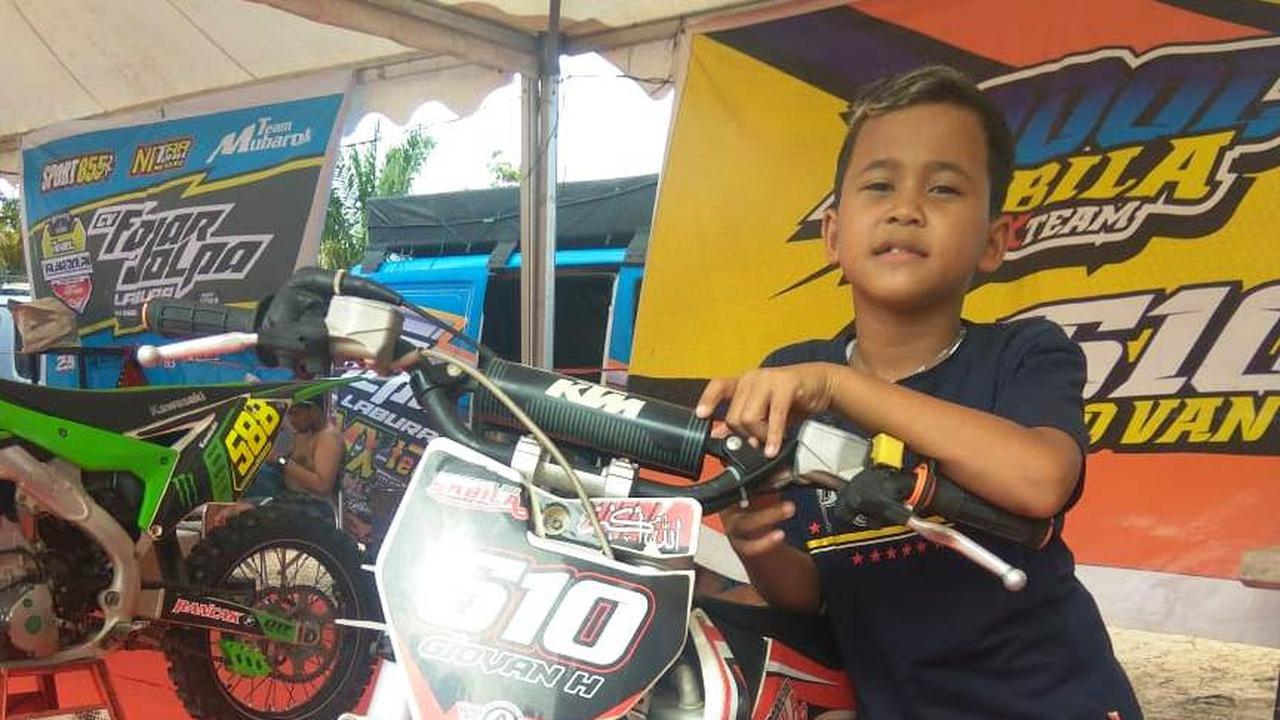 Aksi Pembalap Cilik Asal Sumut Unjuk Gigi di MXGP Palembang