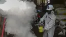 Petugas melakukan fogging nyamuk demam berdarah dengue (DBD) di kampung pemulung Pancoran, Jakarta, Rabu (22/2/2020). Pemerintah mengimbau warga mengantisipasi penyebaran DBD saat musim pancaroba pada April hingga Mei lantaran saat ini terjadi pandemi virus corona COVID-19. (merdeka.com/Imam Buhori)