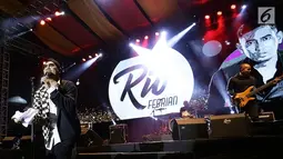 Rio Febrian saat tampil dalam acara Balkonjazz Festival 2019, di Balkondes Tuksono, Borobudur, Magelang, Jawa Tengah, Sabtu (14/9/2019). Rio sukses bikin baper dan menghipnotis ribuan penonton dengan melantunkan sekitar 10 lagu hitsnya. (Fimela.com/Bambang Ekaros Purnama)