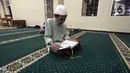 <p>Warga membaca Alquran saat melakukan itikaf pada malam ke-27 bulan puasa Ramadhan 1443 H di Masjid Asy-Syuhada, Cikampek, Kabupaten Karawang, Jawa Barat, Jumat (29/4/2022). Itikaf dilakukan pada 10 hari terakhir bulan Ramadhan dengan membaca Alquran, dzikir, dan selawat untuk mencari rida Allah SWT. (merdeka.com/Imam Buhori)</p>