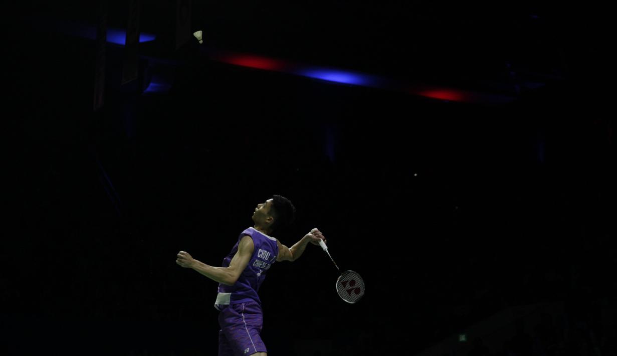 Chou Tien Chen mengalahkan Anders Antonsen di final tunggal putera Indonesia Open 2019 melalui pertarungan ketat 3 gim dengan skor 21-18 24-26 21-15 di Istora Senayan, Jakarta, Minggu (21/7/2019). (Bola.com/Vitalis Yogi Trisna)