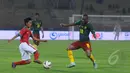 Gelandang Kamerun, Enoh Eyong berusaha mengambil bola dari pemain Timnas Indonesia pada laga uji coba di Stadion Gelora Delta Sidoarjo, Rabu (25/3/2015). Kamerun Menang 1-0 atas Indonesia. (Liputan6.com/Herman Zakharia)