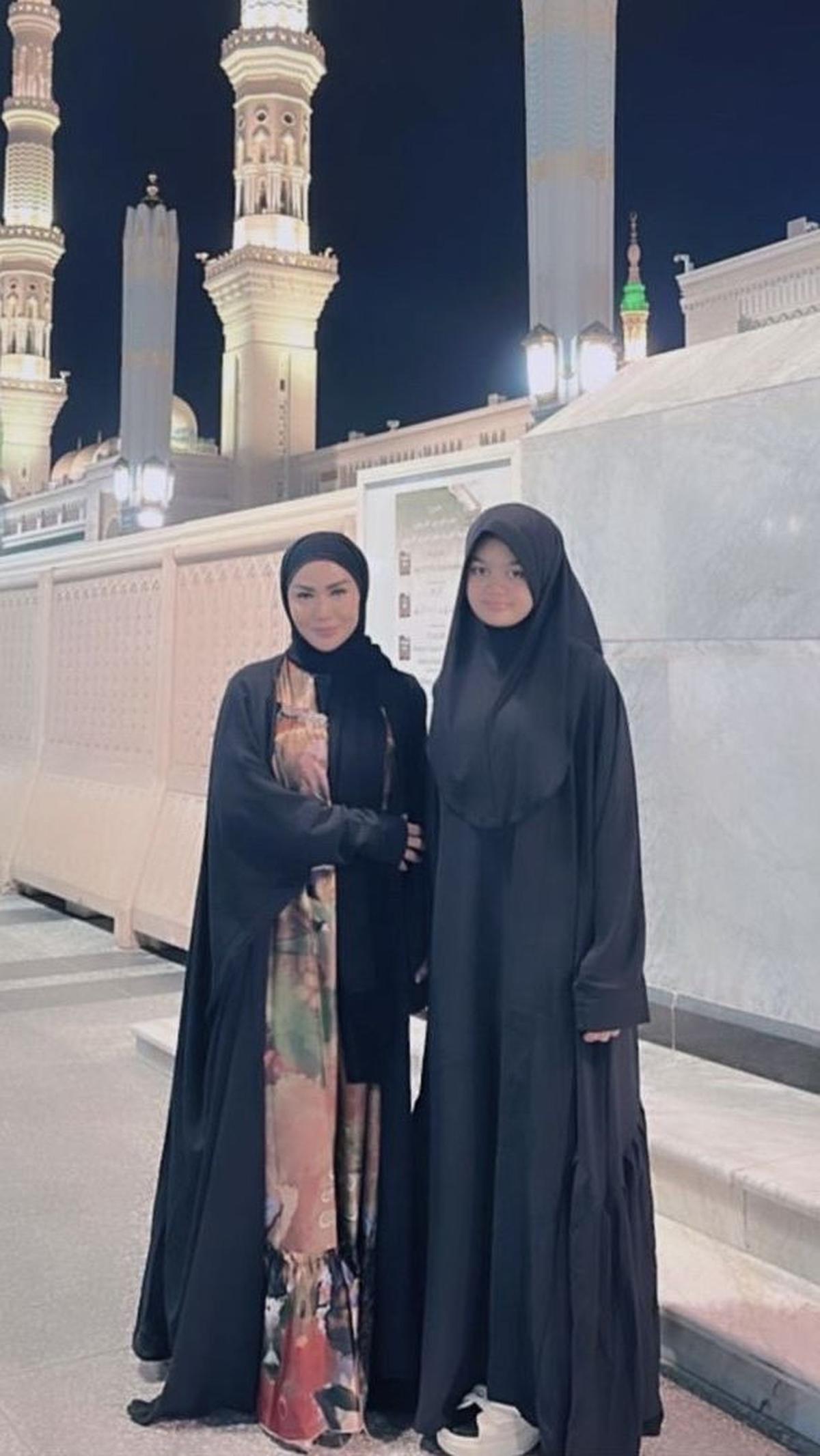 Full Black Abaya, Terkesan Lebih Elegan