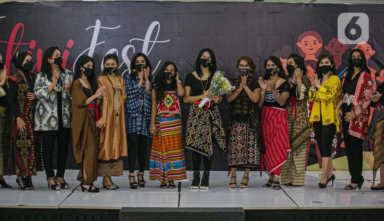 Penampilan para Perempuan Pelestari Budaya saat meragakan busana khas NTT dalam Kartini Fest memperingati Hari Kartini, Jakarta, Sabtu (17/4/2021). Acara yang menampilkan talkshow dan Fashion show tersebut merupakan untuk charity Korban bencana alam di NTT. (Liputan6.com/Faizal Fanani)