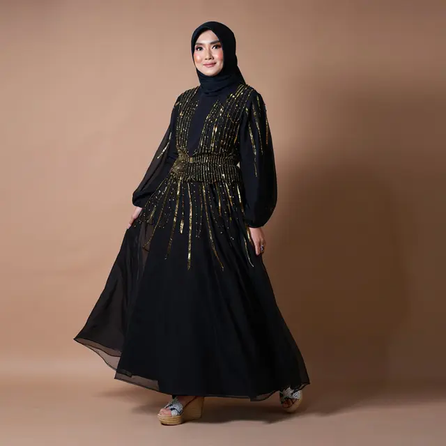 Model Gamis Warna Hitam Kombinasi untuk Usia 40an/Meta AI
