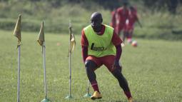 Penyerang Persija, Pacho Kenmogne, berlatih jelang babak 8 besar Piala Jenderal Sudirman di Lapangan Sawangan, Depok, Jawa Barat, Senin (7/12/2015). (Bola.com/Vitalis Yogi Trisna) 
