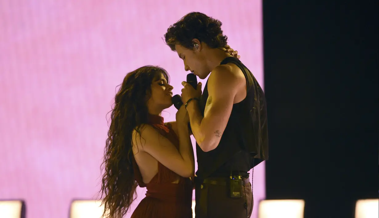 Penampilan Camila Cabello dan Shawn Mendes membakan lagu "Senorita" selama American Music Awards 2019 Microsoft Theater di Los Angeles, California (24/11/2019). (AP Photo/Chris Pizzello)