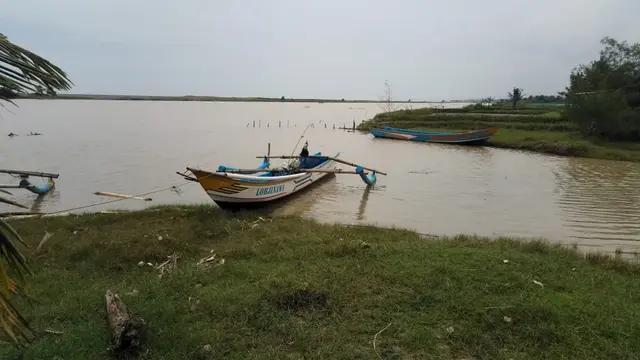 Nelayan Kebumen hilang usai perahunya terbalik dihantam gelombang tinggi laut kidul. (Foto: Liputan6.com/Polres Kebumen)