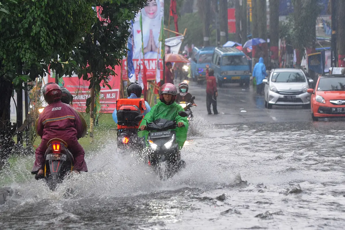 Hujan Deras Sebabkan Banjir di Jalan Raya Cinere