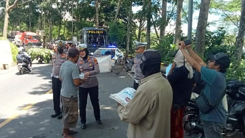 Satlantas Polres Jember Berikan edukasi keselamatan lalu lintas di kawasan Gunung Gumitir (Istimewa)