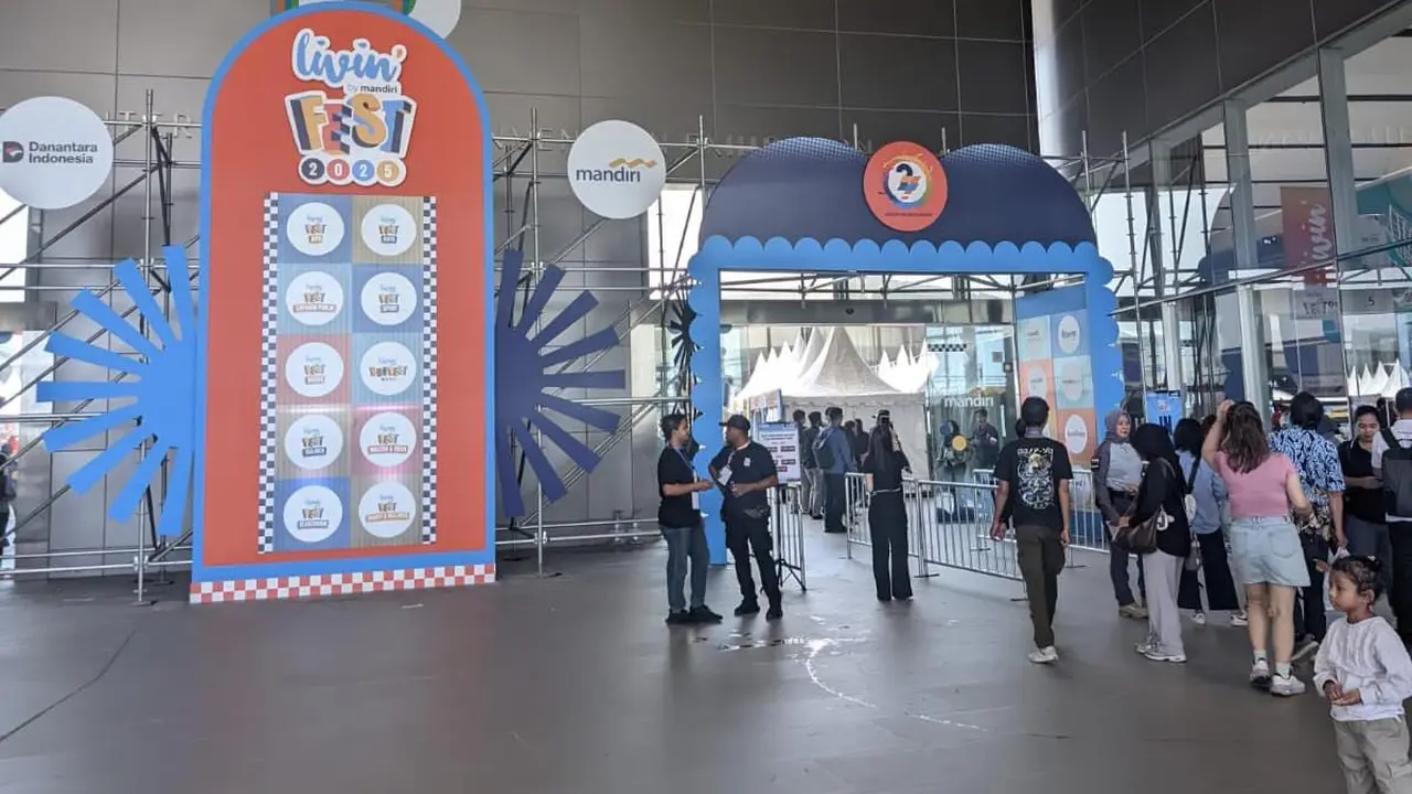 Antusiasme para pengunjung yang hadir pada acara Livin' Fest 2025.