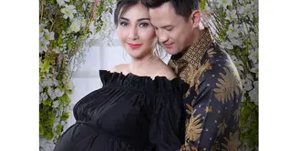Tidak lama lagi, pasangan Lucky Perdana dan Veronica menimang bayi. Seperti diketahui, istri bintang sinetron itu tengah hamil besar dan diperkirakan melahirkan pada bulan April. (Instagram/malibu62studio)