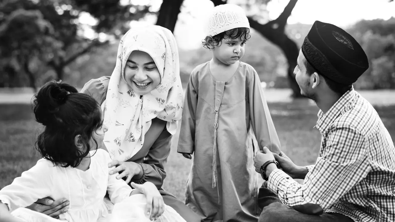 Cara Orangtua Mengenalkan Konsep Sedekah Sejak Dini di Bulan Ramadan agar Anak Tumbuh Empati dan Peduli