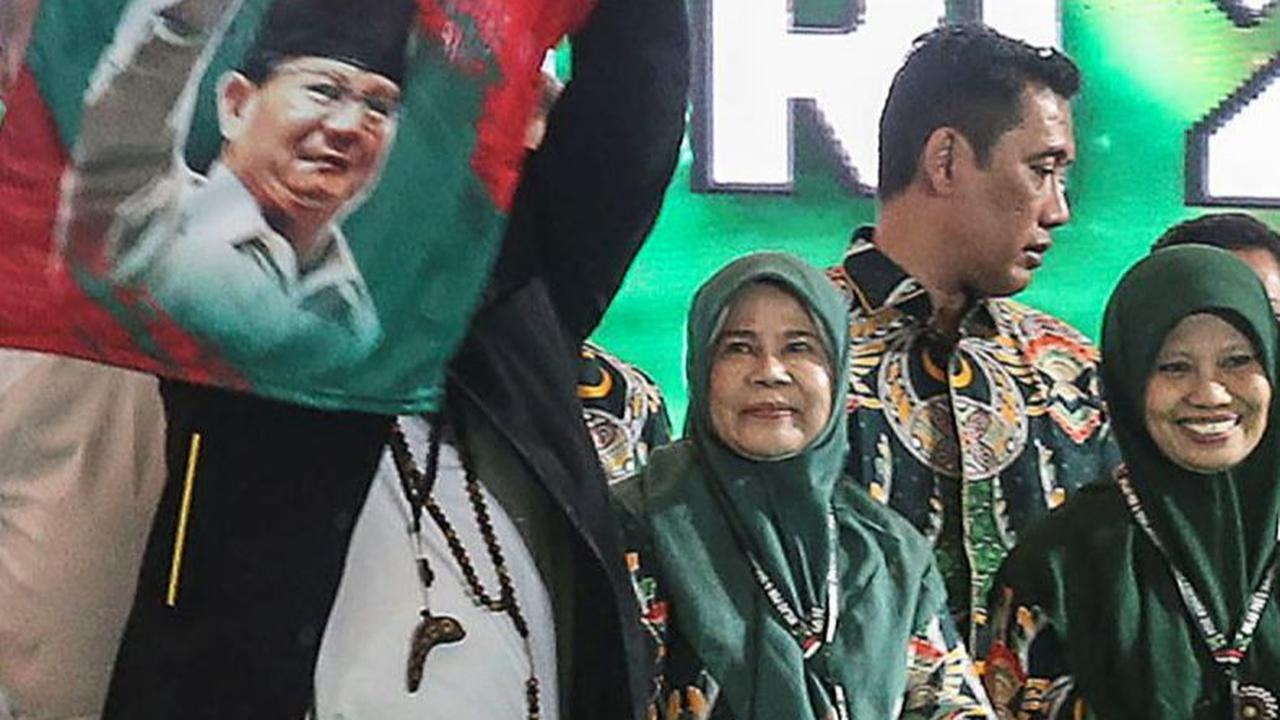Sedangkan di luar KKIR, ada Ketua Umum Partai Kebangkitan Nusantara (PKN) Anas Urbaningrum, Pendiri PKN Gede Pasek Suardika, Ketua Umum Partai Gelora Anis Matta, hingga Sekjen PAN Eddy Soeparno turut hadir.
( merdeka.com/Arie Basuki )