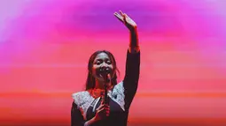 Bernadya menyapa penonton dalam acara KapanLagi Buka Bareng BRI Festival 2025 yang berlangsung di Plaza Parkir Timur Kompleks Stadion Utama Gelora Bung Karno (SUGBK), Senayan, Jakarta. (Bola.com/Bagaskara Lazuardi)