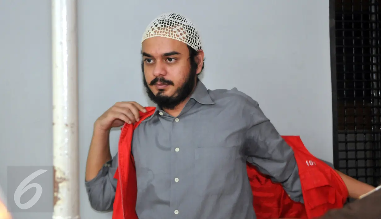 Bintang sinetron Rio Reifan memakai rompi tahanan saat akan menjalani sidang lanjutan kasus narkoba di PN Jakarta Selatan, Senin (29/6/2015). Rio ditangkap pada 8 Januari lalu di dekat Apartemen Kalibata City, Jaksel. (Liputan6.com/Panji Diksana)