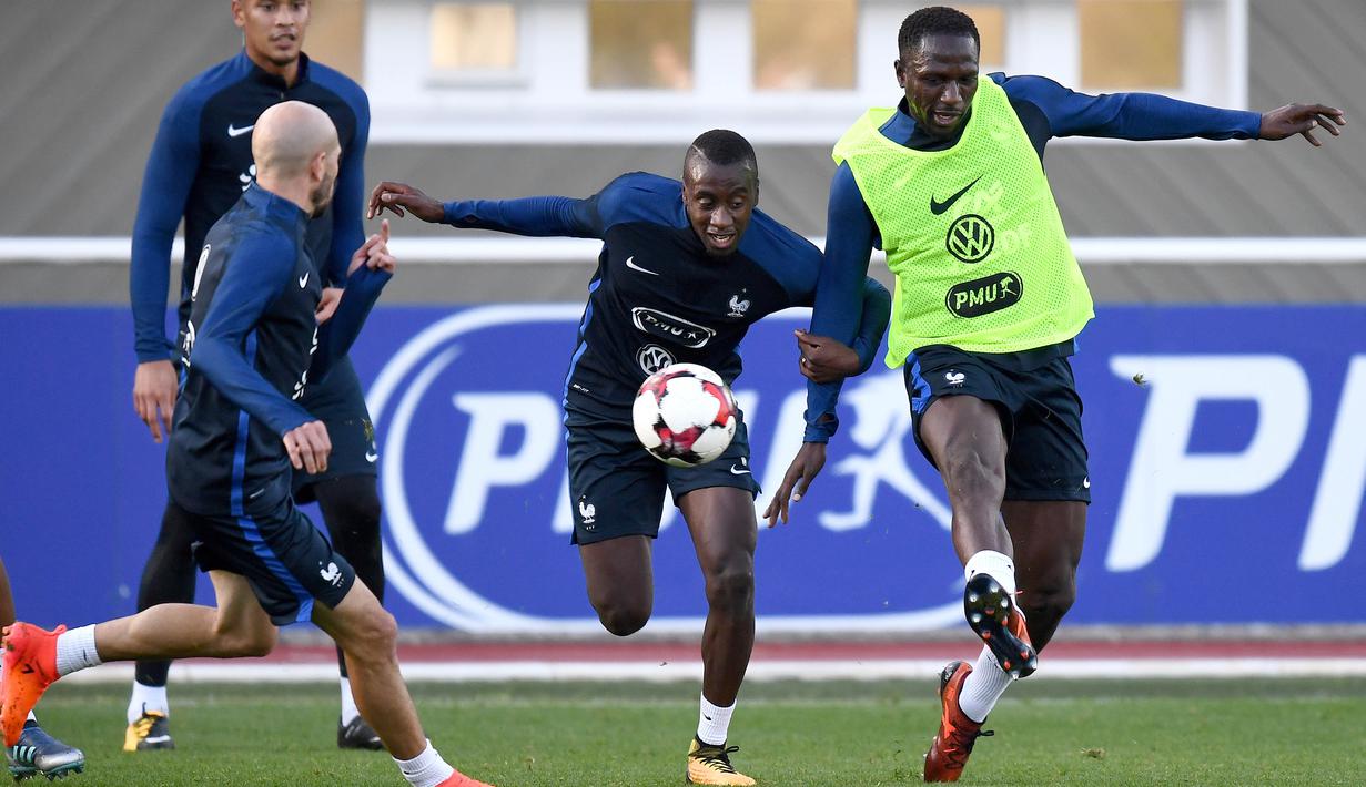 Pemain Prancis, Blaise Matuidi (tengah) berebut bola dengan Moussa Sissoko (kanan) pada sesi latihan di Clairefontaine-en-Yvelines, (3/10/2017). Prancis melakukan persiapan jelang melawan Bulgaria. (AFP/Franck Fife)