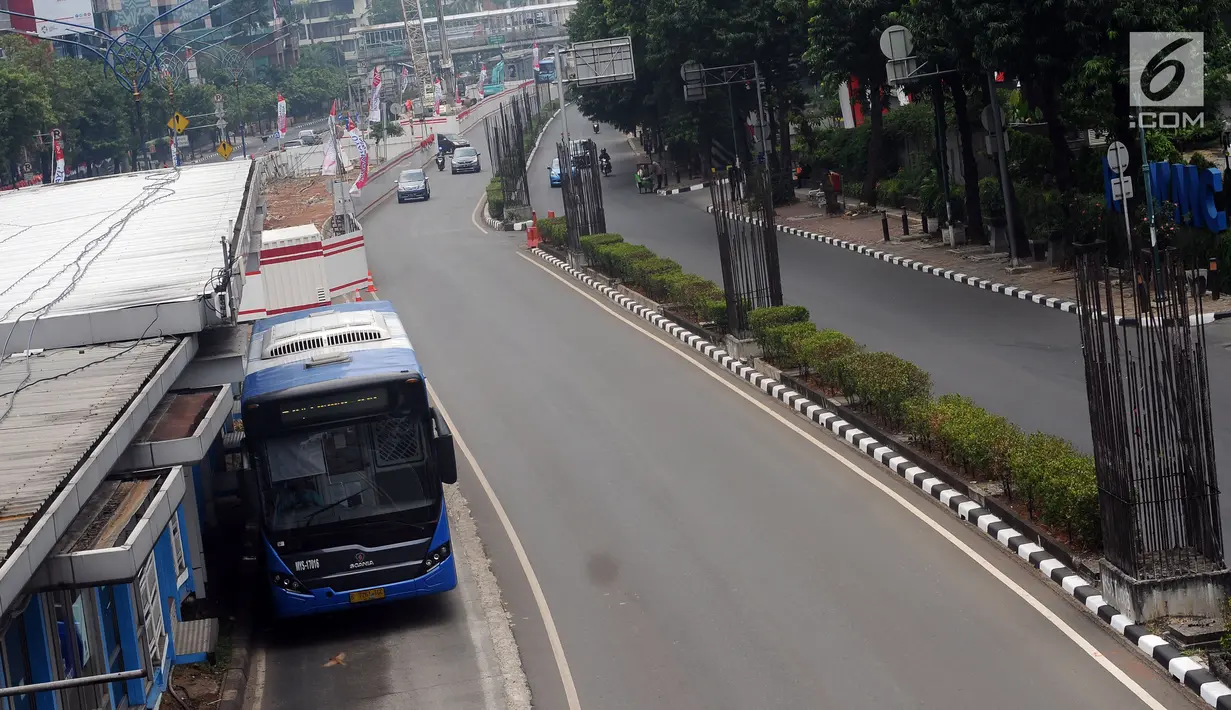 Sejumlah pengendara melintasi Jalan HR Rasuna Said, Jakarta, Jumat (1/9). Terkait libur perayaan Idul Adha, sejumlah ruas jalan protokol Ibukota Jakarta terlihat lengang. (Liputan6.com/Helmi Fithriansyah)