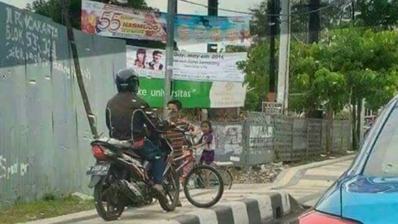 Aksi Bocah Semarang Hadang Pemotor yang `Kangkangi` Trotoar