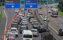 FOTO: H+1 Lebaran, Penerapan One Way Bergantian Atasi Kemacetan Parah di Kawasan Puncak Bogor