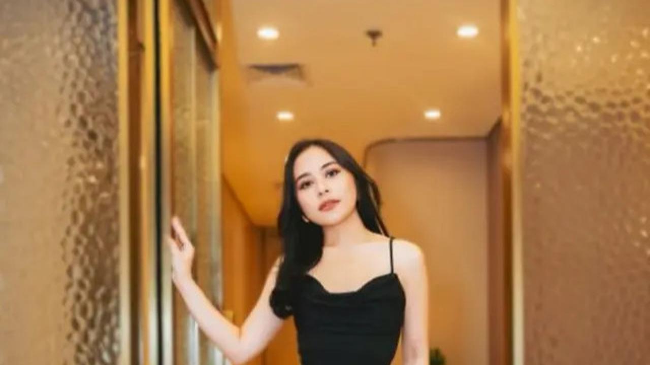 Potret Prilly Latuconsina dengan Busana Hitam, Inspirasi Tampil Jenjang untuk Wanita Tinggi 150 cm-an