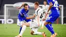 Pemain Sampdoria Albin Ekdal (kiri) berebut bola dengan pemain Juventus Dejan Kulusevski (tengah) pada pertandingan Serie A di Stadion Allianz, Turin, Italia, Minggu (20/9/2020). Juventus menaklukkan Sampdoria dengan skor 3-0.  (Marco Alpozzi/LaPresse via AP)