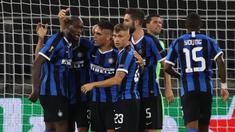 Pemain Inter Milan merayakan gol yang dicetak Romelu Lukaku ke gawang Getafe pada laga 16 besar Liga Europa 2019/2020 di Veltins Arena, Kamis (6/8/2020) dini hari WIB. Inter Milan menang 2-0 atas Getafe. (AFP/Lars Baron/various sources)