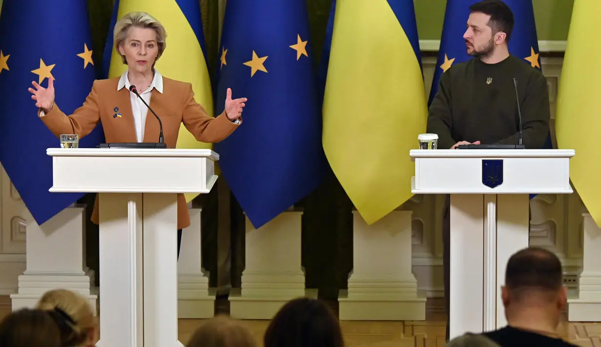 Presiden Ukraina Volodymyr Zelensky (kanan) dan Presiden Komisi Eropa Ursula von der Leyen memberikan konferensi pers bersama setelah pembicaraan di Kyiv, Kamis (2/2/2023). Sebanyak 16 komisaris Uni Eropa (UE), termasuk Presiden Komisi Eropa Ursula von der Leyen, Kepala Urusan Kebijakan Luar Negeri UE Josep Borrel, dan Presiden Dewan UE Charles Michel, akan menggelar pertemuan dengan para menteri Ukraina di Kyiv. (Sergei SUPINSKY/AFP)