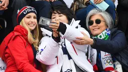 Ivanka Trump (kiri) berswafoto bersama istri Presiden Korea Selatan Kim Jung-sook (tengah) dan Menlu Korea Selatan Kang Kyung-wha (kanan) saat menghadiri Olimpiade Musim Dingin Pyeongchang 2018, Korea Selatan, Sabtu (24/2). (FRANCK FIFE/AFP)