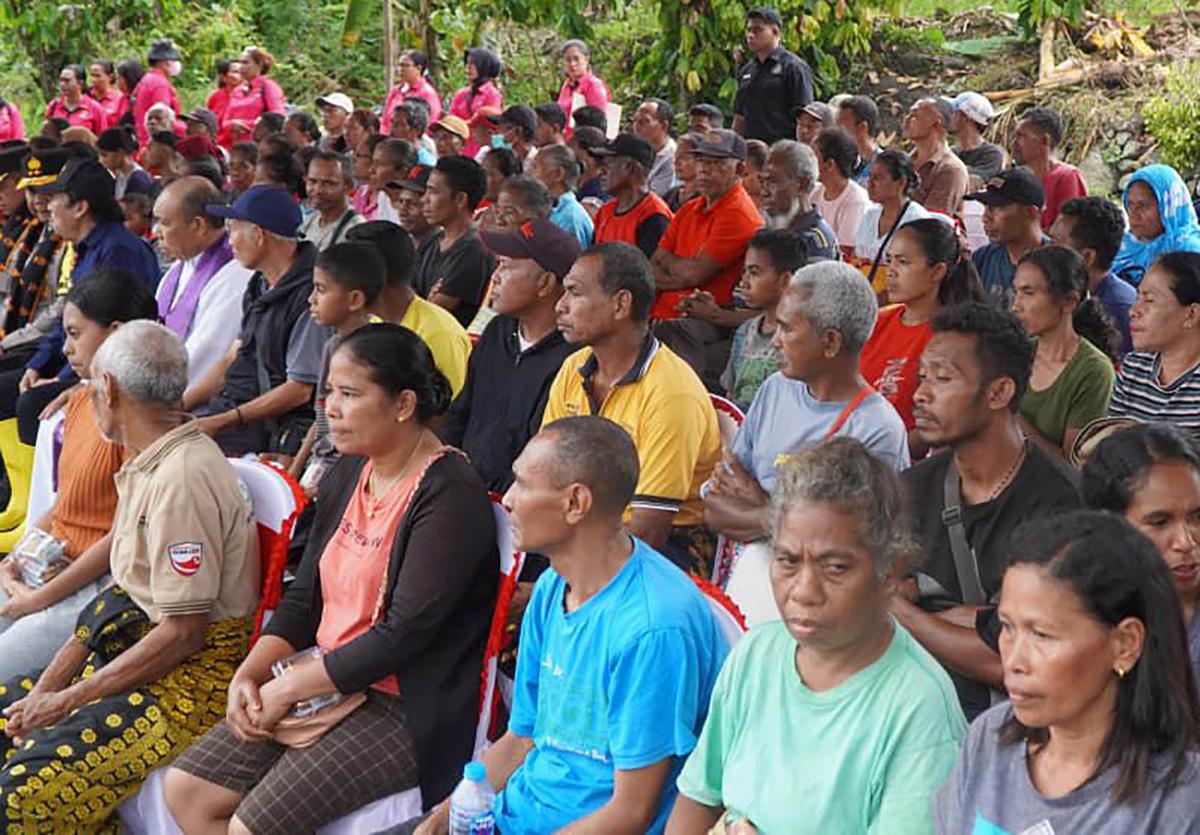 FOTO: Polri Salurkan Bantuan untuk Korban Banjir Bandang Mauponggo