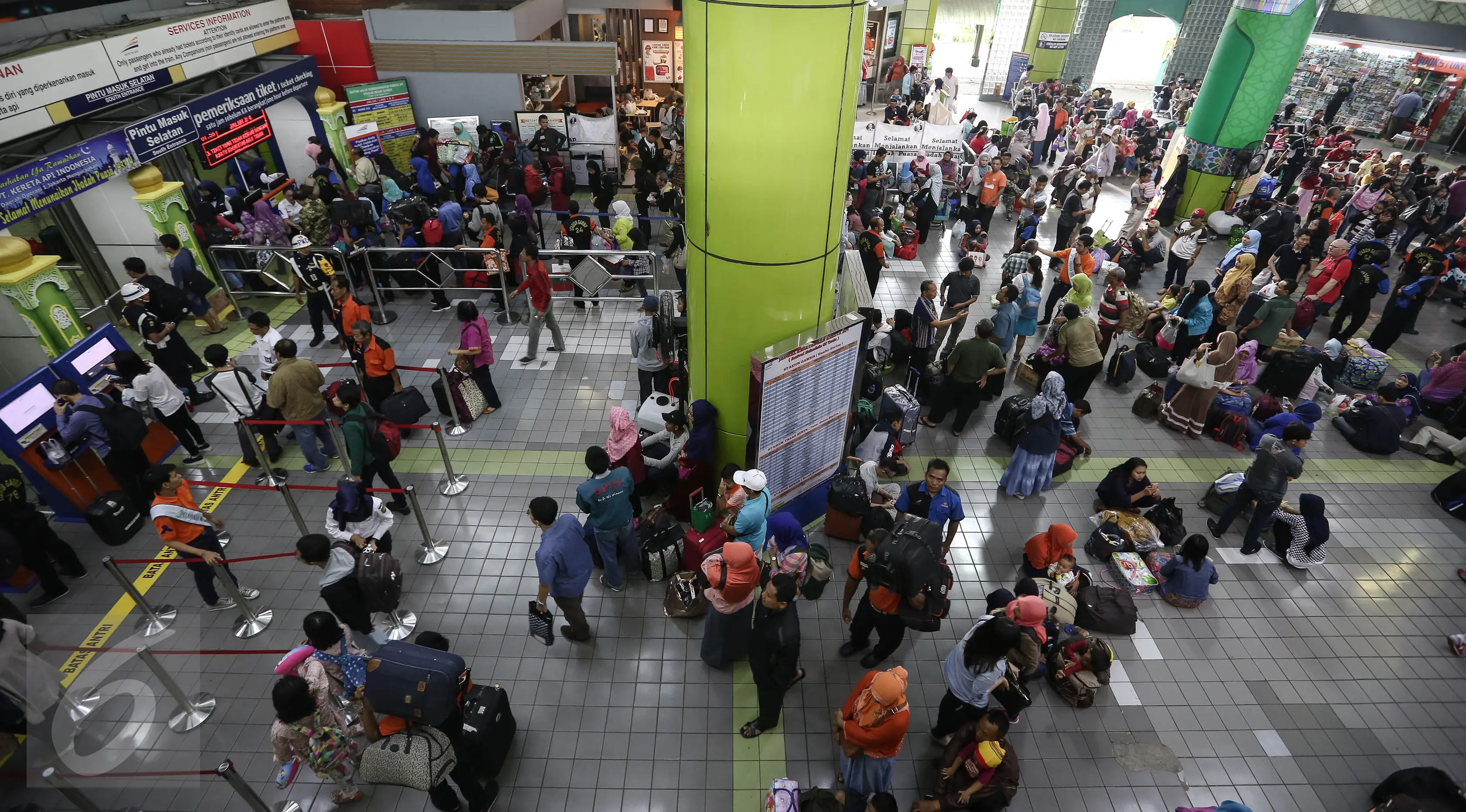 Suasana arus mudik sejumlah calon penumpang kereta api di Stasiun Gambir, Jakarta, Selasa (28/6). Memasuki H-8 Idul Fitri, warga mengaku sengaja mudik Lebaran lebih awal guna memanfaatkan libur panjang sekolah. (Liputan6.com/Faizal Fanani)